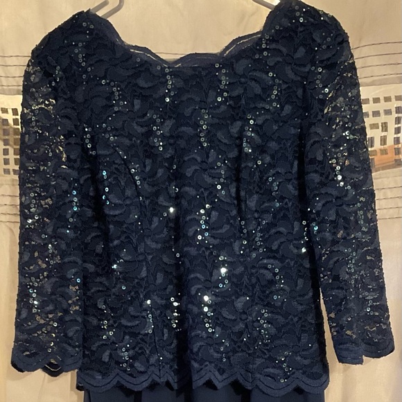 Elegant Alex Evenings dress-size 12P. - Picture 1 of 4